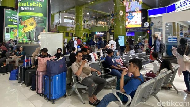 Suasana arus mudik di Stasiun Gambir pada H-3 Lebaran. (Devi/detikcom)