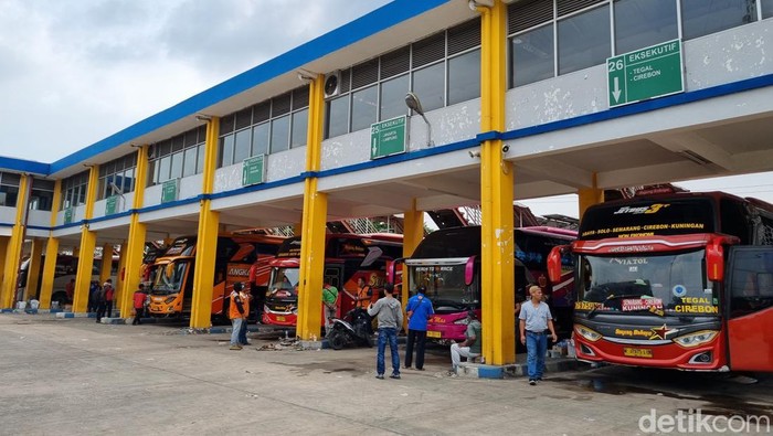 Suasana Arus Mudik di Terminal Purabaya