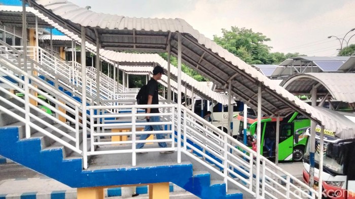 Suasana Arus Mudik di Terminal Purabaya Suasana Arus Mudik di Terminal Purabaya