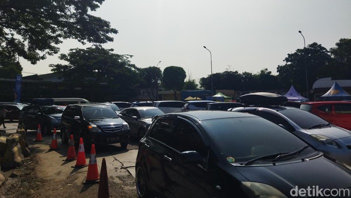 Jelajah Padat Gerbang Tol Cikampek di Pagi Hari: Pemudik Membanjiri Rest Area KM 57