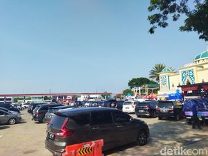 Polisi Rekayasa Lalin di Rest Area Km 57 A Tol Japek Usai Padat Pemudik