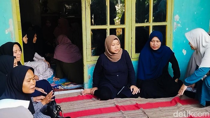 Suasana di Rumah Duka Korban Tewas Kecelakaan Lalu Lintas di Cipatat.