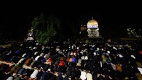 Suasana salat berlangsung khusyuk.