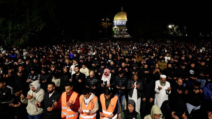Suasana Ibadah di Masjid Al-Aqsa pada Malam 27 Ramadan Muslims pray on Laylat al-Qadr during the holy month of Ramadan, at the Al-Aqsa compound, also known to Jews as Temple Mount, amid the ongoing conflict between Israel and the Palestinian Islamist group Hamas, in Jerusalem's Old City, April 6, 2024. REUTERS/Ammar Awad