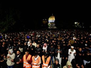 Suasana Ibadah di Masjid Al-Aqsa pada Malam 27 Ramadan