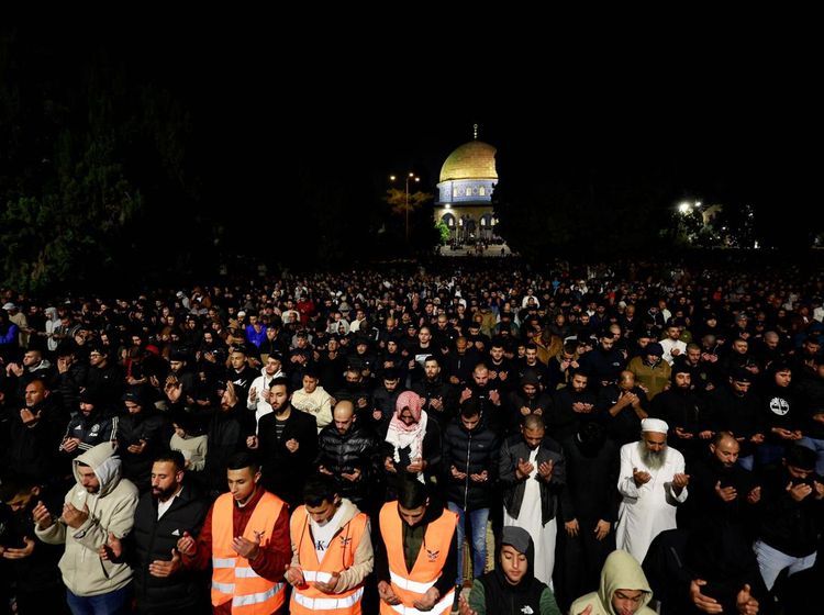 Suasana Ibadah di Masjid Al-Aqsa pada Malam 27 Ramadan