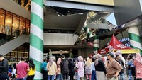 Salah satu pusat perbelanjaan di Jalan Kepatihan bahkan sudah disergap puluhan pengunjung meski mall belum dibuka. Rosi (24), salah satu pengunjung mengaku antre untuk menghabiskan waktu dan berburu baju lebaran di mall tersebut. Foto: Anindyadevi Aurellia/detikJabar