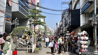 Di hari-hari terakhir puasa, mayoritas warga Bandung menyesaki pusat perbelanjaan dan pertokoan di area Jalan Dalem Kaum-Dewi Sartika. Foto: Anindyadevi Aurellia/detikJabar