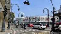 Jalan Asia Afrika juga terlihat sepi dari turis. Meskipun begitu, beberapa angkutan umum tetap terlihat dipenuhi penumpang dan lalu lalang kendaraan tetap ramai. Foto: Anindyadevi Aurellia/detikJabar
