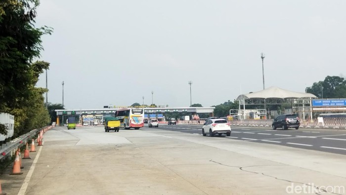 Suasana lalin lancar di Gerbang Tol Cikampek Utama. (Kurniawan/detikcom)