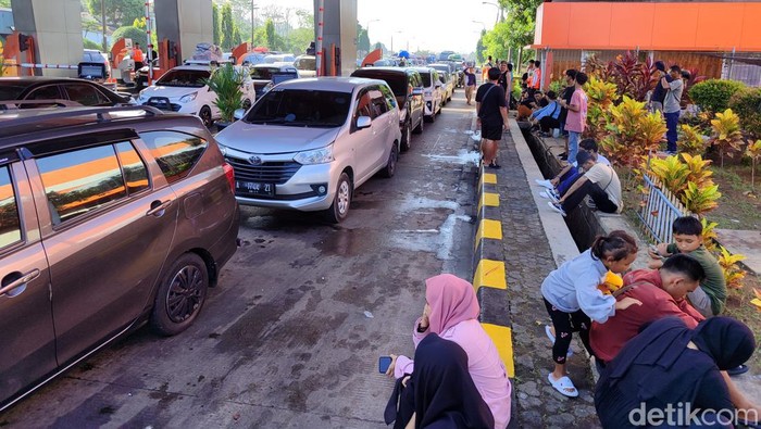 Suasana macet di Tol Tangeran-Merak pagi ini. (Bahtiar/detikcom)