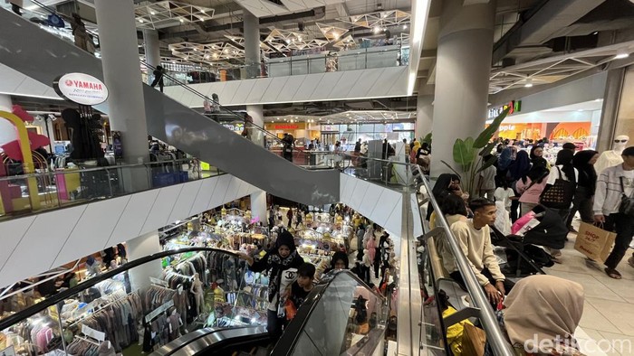 Suasana Mall The Kings disesaki pengunjung.