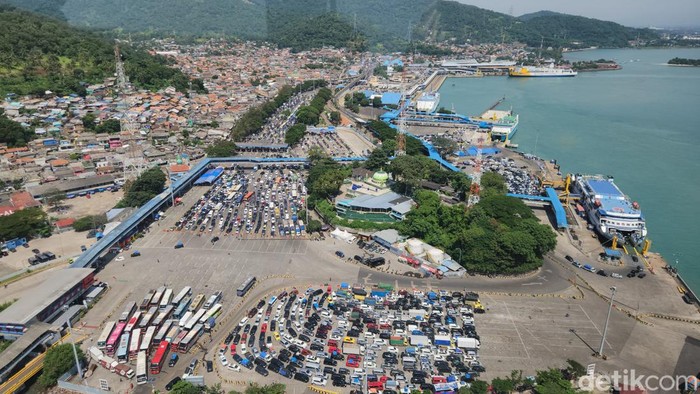 Suasana Pelabuhan Merak dan Ciwandan Minggu (7/4/2024) siang. (Adrial/detikcom)