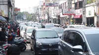 Sementara di luar pasar, lalulintas Jalan Otto Iskandardinata ramai lancar. Terlihat kendaraan roda dua dan empat berjalan dengan kecepatan rendah. Bahu jalan juga tampak penuh dengan kendaraan pengunjung yang terparkir. Foto: Bima Bagaskara/detikJabar