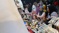 Para pedagang tampak sibuk menawarkan barang-barang dagangannya. Area pertokoan yang menjual pakaian jadi lokasi paling padat di Pasar Baru siang ini. Foto: Bima Bagaskara/detikJabar