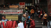 Pasar Baru Bandung dipadati pembeli menjelang Hari Raya Idul Fitri. Warga berbondong-bondong memadati area pasar yang terletak di Jalan Otto Iskandardinata, Kota Bandung. Foto: Bima Bagaskara/detikJabar
