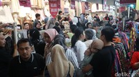 Pantauan detikJabar di Pasar Baru Bandung, Minggu (7/4/2024) pukul 14.15 WIB, kepadatan terlihat di pintu masuk utama Pasar Baru. Terlihat masyarakat rela berdesakan untuk membeli baju lebaran. Foto: Bima Bagaskara/detikJabar