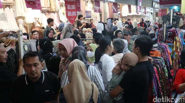 Suasana pengunjung di Pasar Baru Kota Bandung.