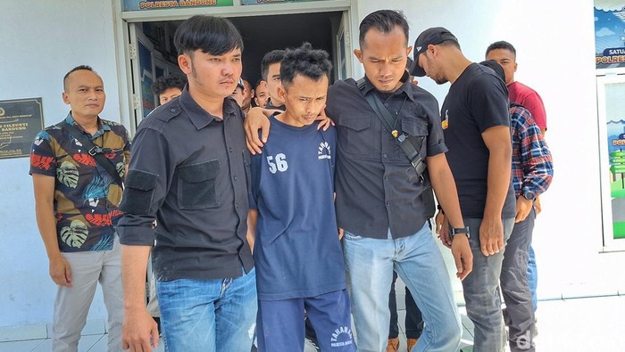 Tampang ayah tiri penganiaya anak 4 tahun hingga tewas