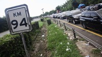 Para pemudik terjebak macet di KM 94 jalan tol Merak, Banten, Minggu (7/4/2024).