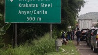 Kemacetan ini dimanfaatkan warga sekitar dengan berdagang.