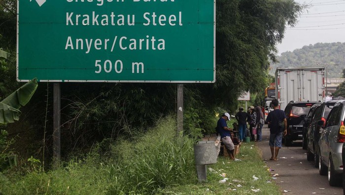 Kemacetan parah terjadi di tol Merak, Banten, Minggu (7/4/2024). Pemudik hanya bergerak 2 Km dalam waktu 7,5 jam.