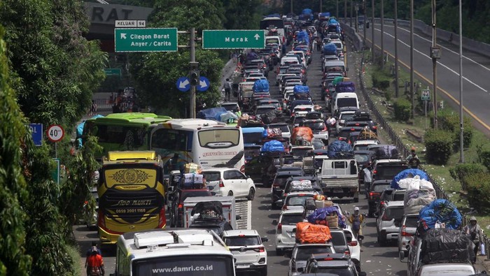 Kemacetan parah terjadi di tol Merak, Banten, Minggu (7/4/2024). Pemudik hanya bergerak 2 Km dalam waktu 7,5 jam.