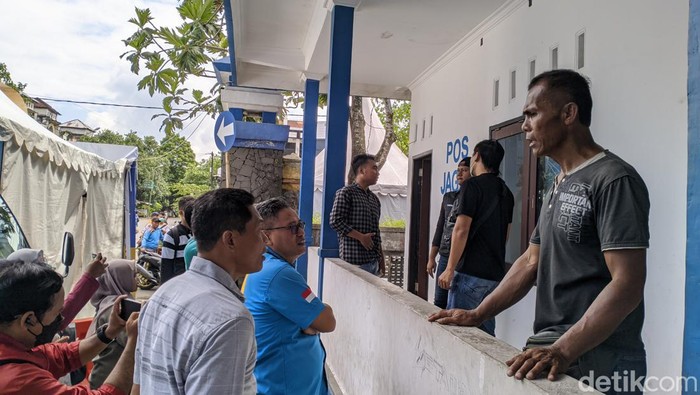 Supir bus di terminal Mandalika Mataram dilakukan tes urine jelang angkut penumpang ke Pulau Sumbawa, NTB, Minggu (7/4/2024). Foto: (Ahmad Viqi/detikBali).