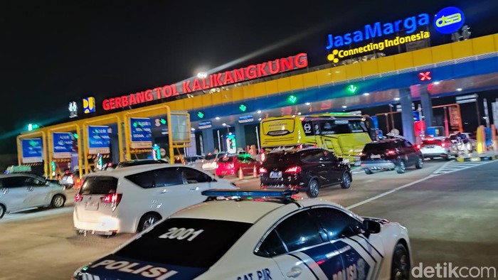 Situasi arus lalu lintas di KM 414 atau GT Kalikangkung, Semarang, Minggu (7/4/2024).