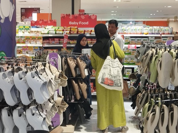 Pengunjung Penuhi Area Sandal di Transmart Full Day Sale Gerai Kokas