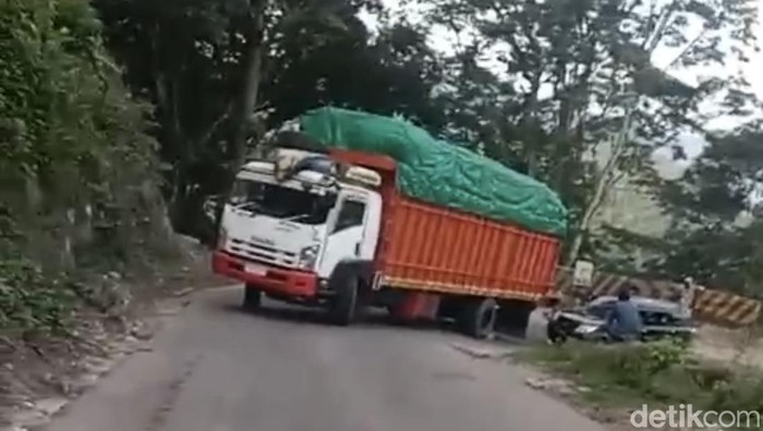 Truk mogok di Jalan Poros Maros-Bone, tepatnya di wilayah Tompo Ladang.