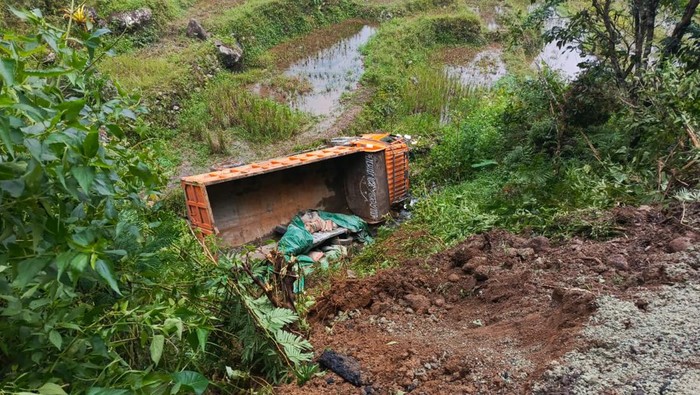 Truk terguling ke sawah di Manggarai Timur, NTT.