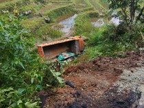 Truk Terguling ke Sawah di Manggarai Timur, Sopir Tewas-2 Luka