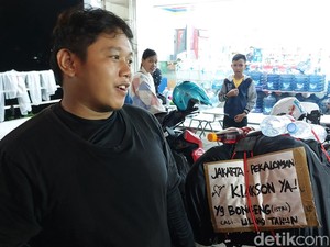 Cara Unik Mustofa Rayakan Ultah Istri di Jalur Mudik