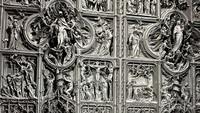 Ukiran di pintu Duomo.