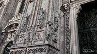 Sebagian patung di Duomo.