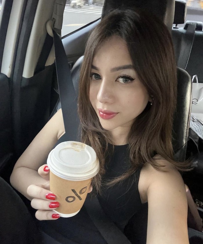 Una Dembler, Selebgram yang Sering Bikin Konten Makan dan Kulineran