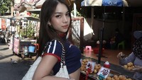 Liburan akhir tahun ke Thailand, Una mencicipi jajanan kaki lima di sana yang enak dan murah meriah. Foto: Instagram @unadembler