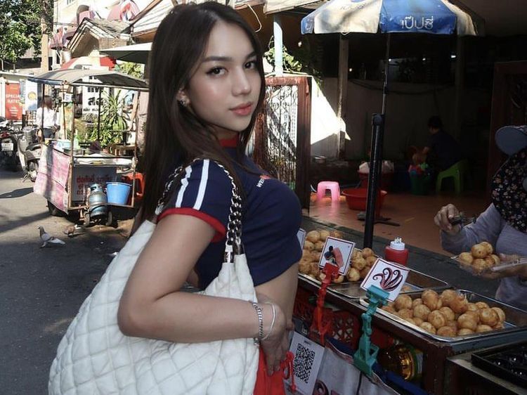 Una Dembler, Selebgram yang Sering Bikin Konten Makan dan Kulineran