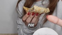 Selain cookies, Una sempat mengunggah videonya mereview hidangan Taco yang membuatnya terpukau. Foto: Instagram @unadembler