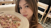Ia juga sering makan di beberapa restoran mewah dan kekinian. Ini gayanya ketika makan di restoran. Foto: Instagram @unadembler