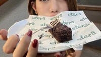 Nongkrong di kafe cantik, Una memesan brownies dan beberapa kue lainnya untuk teman bersantainya. Foto: Instagram @unadembler