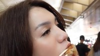 Usai belanja bulanan di supermarket, Una menyempatkan diri untuk makan gyoza dan jajan camilan di sana. Foto: Instagram @unadembler