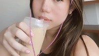 Terakhir ini pose selfie Una yang menamai dirinya sebagai penggemar kopi latte garis keras.  Foto: Instagram @unadembler