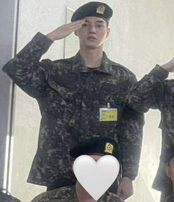 Viral foto Song Kang menjalani wajib militer