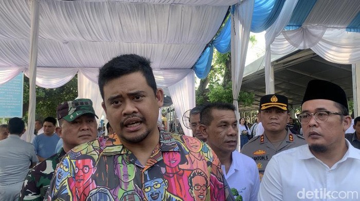 Wali Kota Bobby Nasution diwawancarai usai melepas pemudik dalam Program Mudik Gratis Pemko Medan, Minggu (7/4/2024). (Kartika Sari/detikSumut)