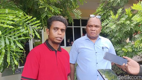 Antonius Kasa (37) bersama keluarganya saat ditemui detikBali seusai membuat laporan polisi di Bidpropam Polda NTT. (Yufengki Bria/detikBali).