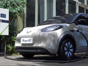 Wuling Imbau Jangan Biasakan Fast Charging, Bikin Baterai Kurang Awet?
