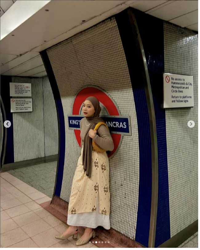 Mengenakan pashmina bahan kaus yang mudah dibentuk, Zara tampil dengan sentuhan batik saat bergaya di sejumlah tempat di London. Foto: Dok. Instagram