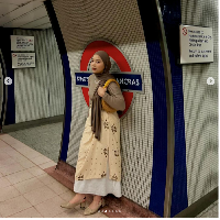 Mengenakan pashmina bahan kaus yang mudah dibentuk, Zara tampil dengan sentuhan batik saat bergaya di sejumlah tempat di London. Foto: Dok. Instagram